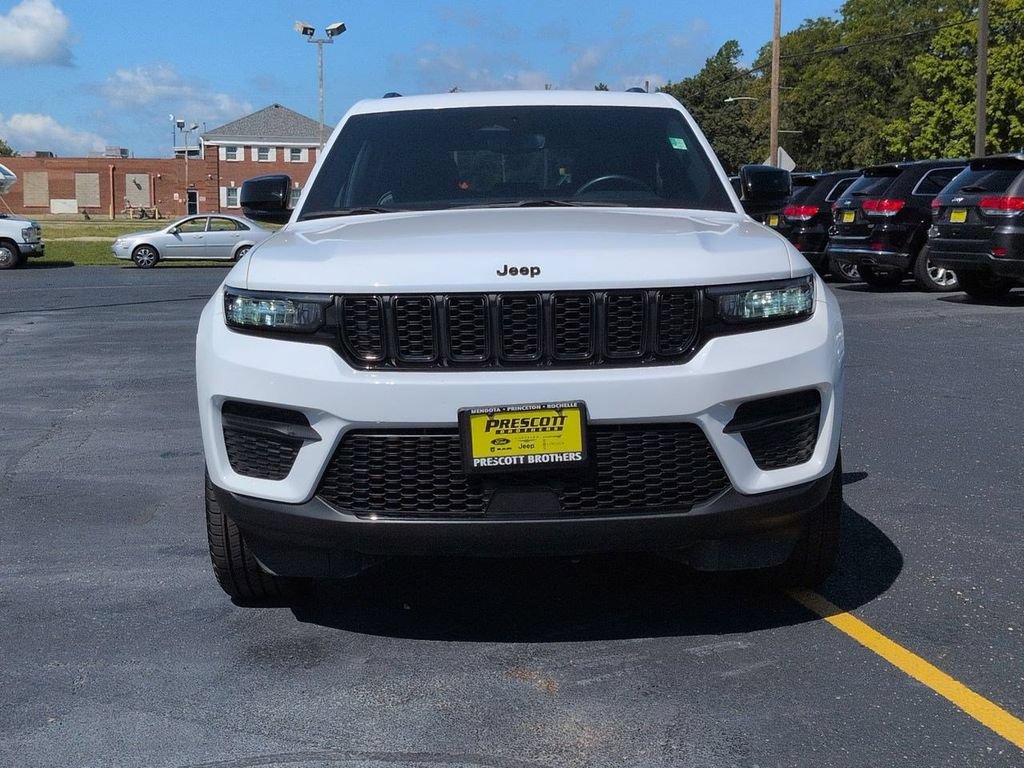 Used 2022 Jeep Grand Cherokee Altitude AWD/4WD image 3
