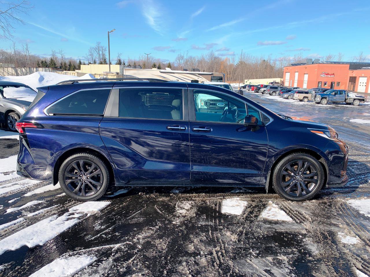Used 2022 Toyota Sienna XSE image 3