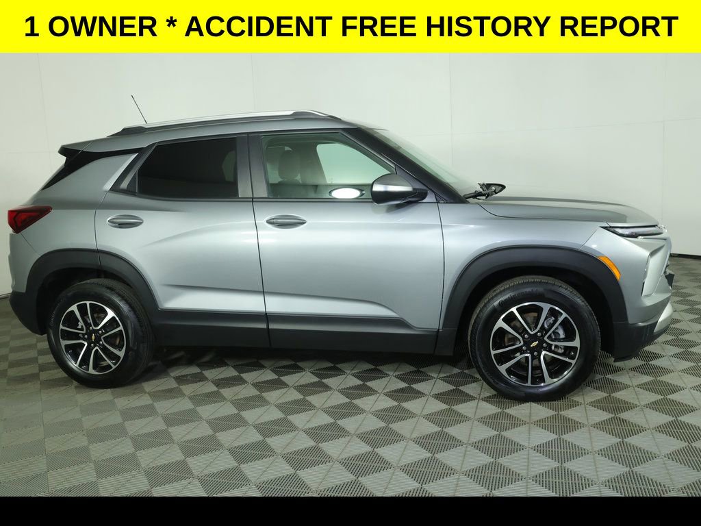 Used 2025 Chevrolet TrailBlazer LT image 2