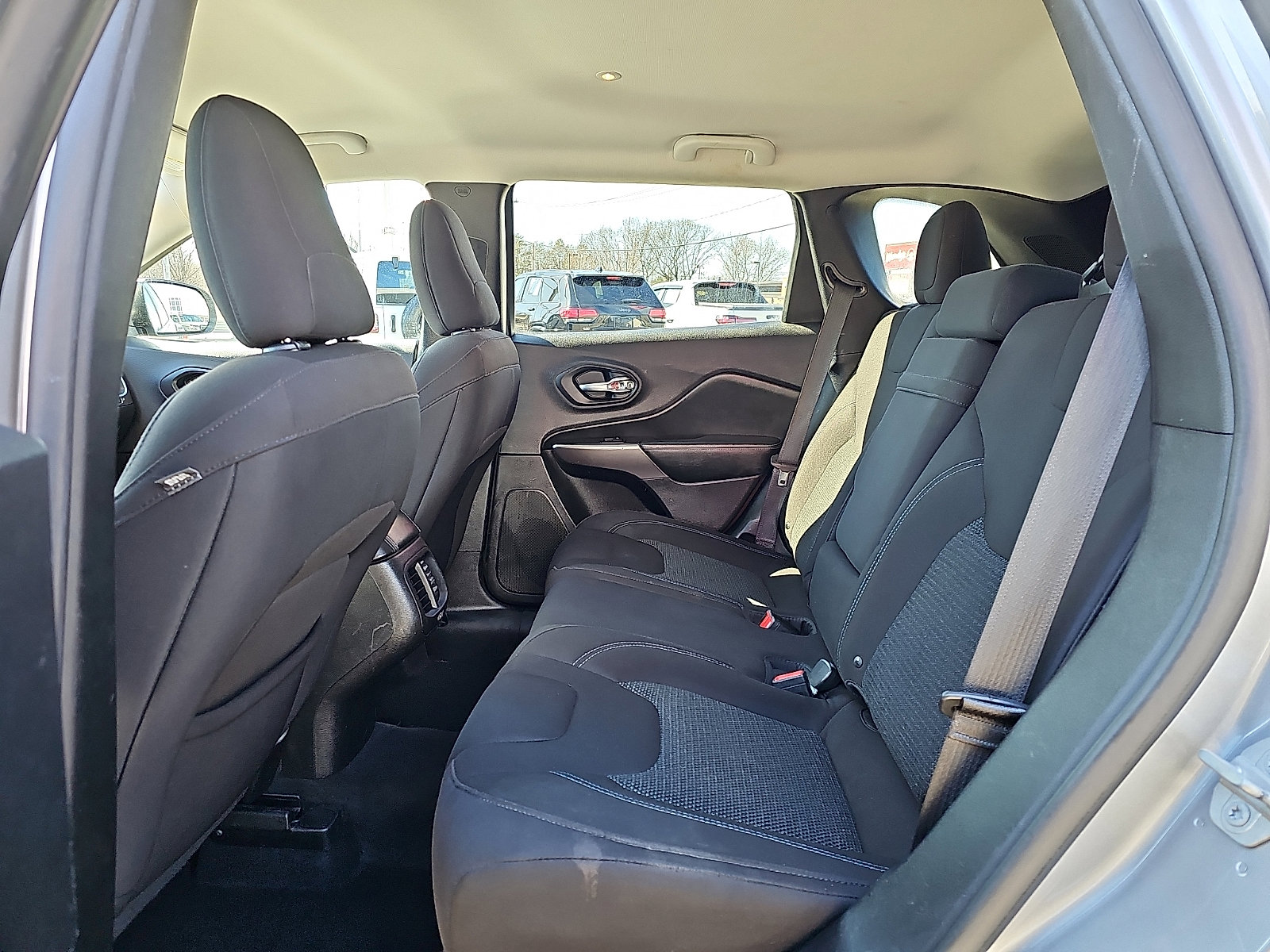 Used 2019 Jeep Cherokee Latitude w/ Popular Appearance Group image 10