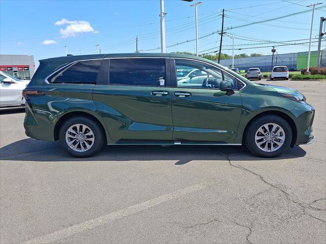 Certified 2025 Toyota Sienna XLE FWD image 26