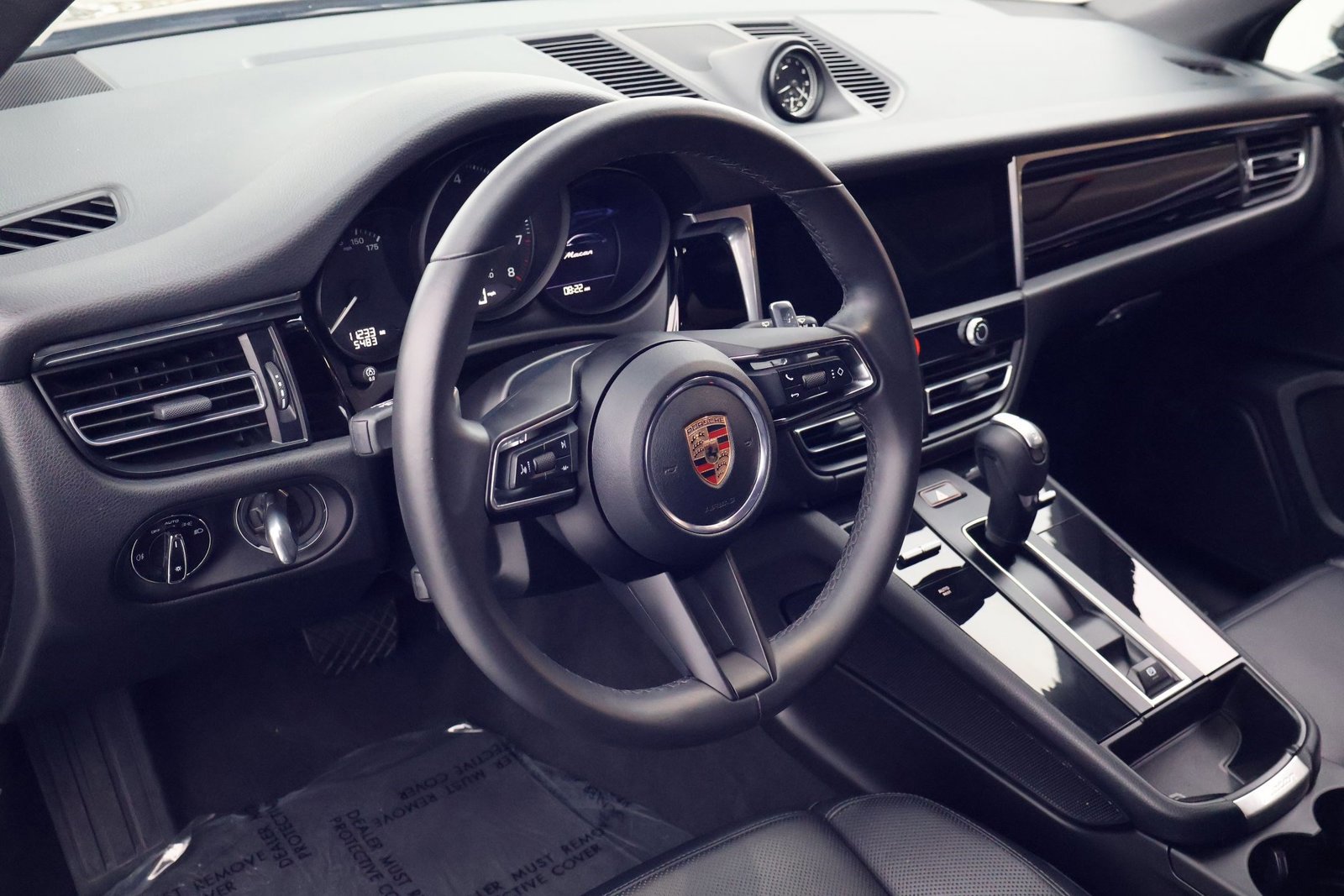 Certified 2025 Porsche Macan image 4