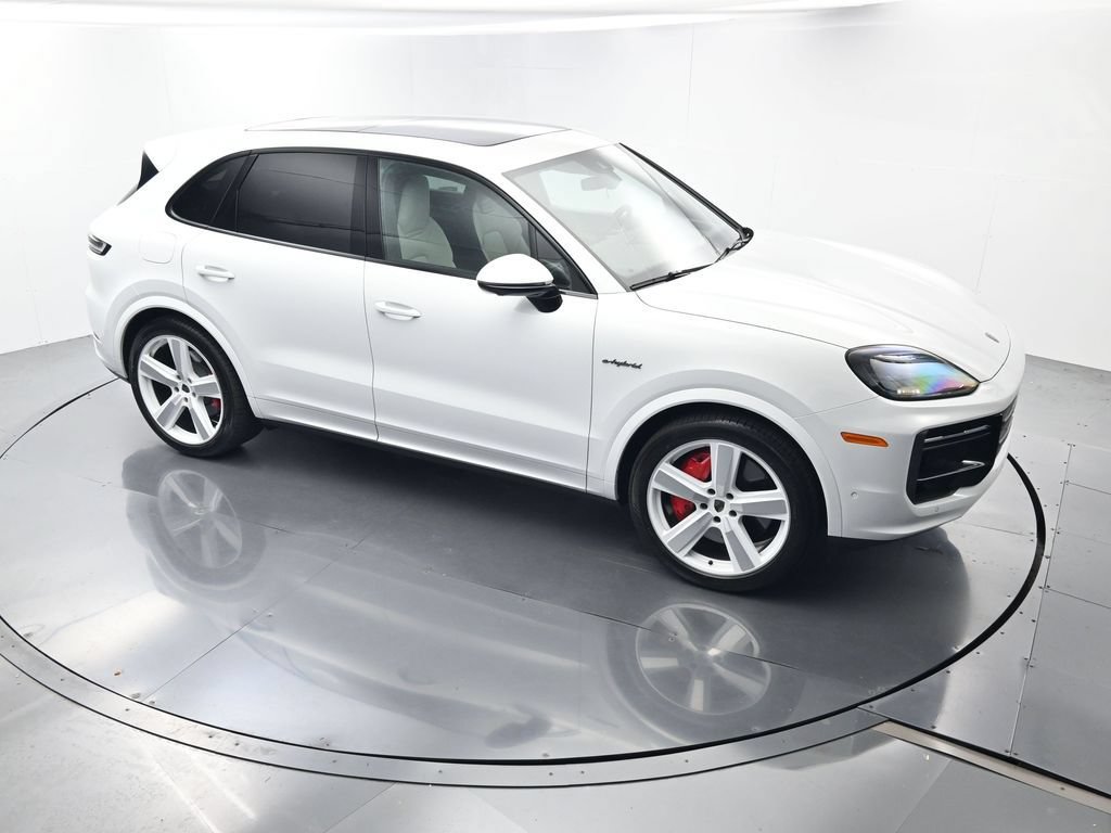 Certified 2025 Porsche Cayenne Turbo AWD/4WD image 44