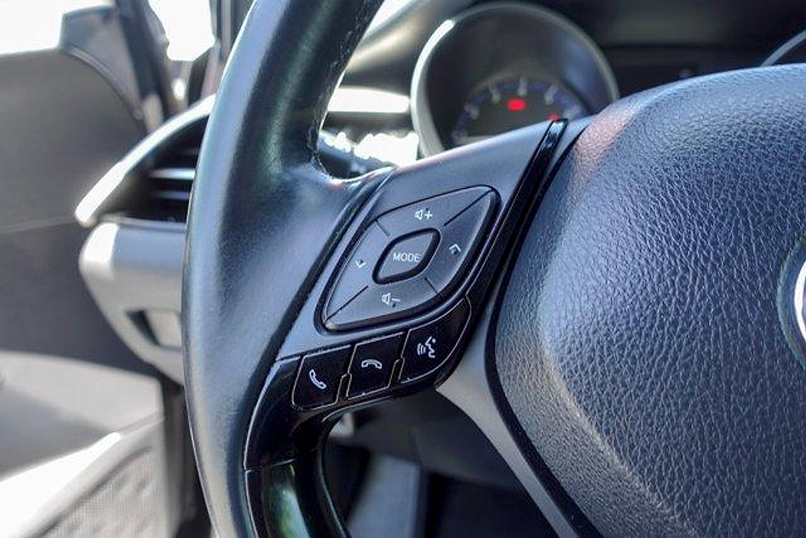 Used 2019 Toyota C-HR XLE FWD image 14