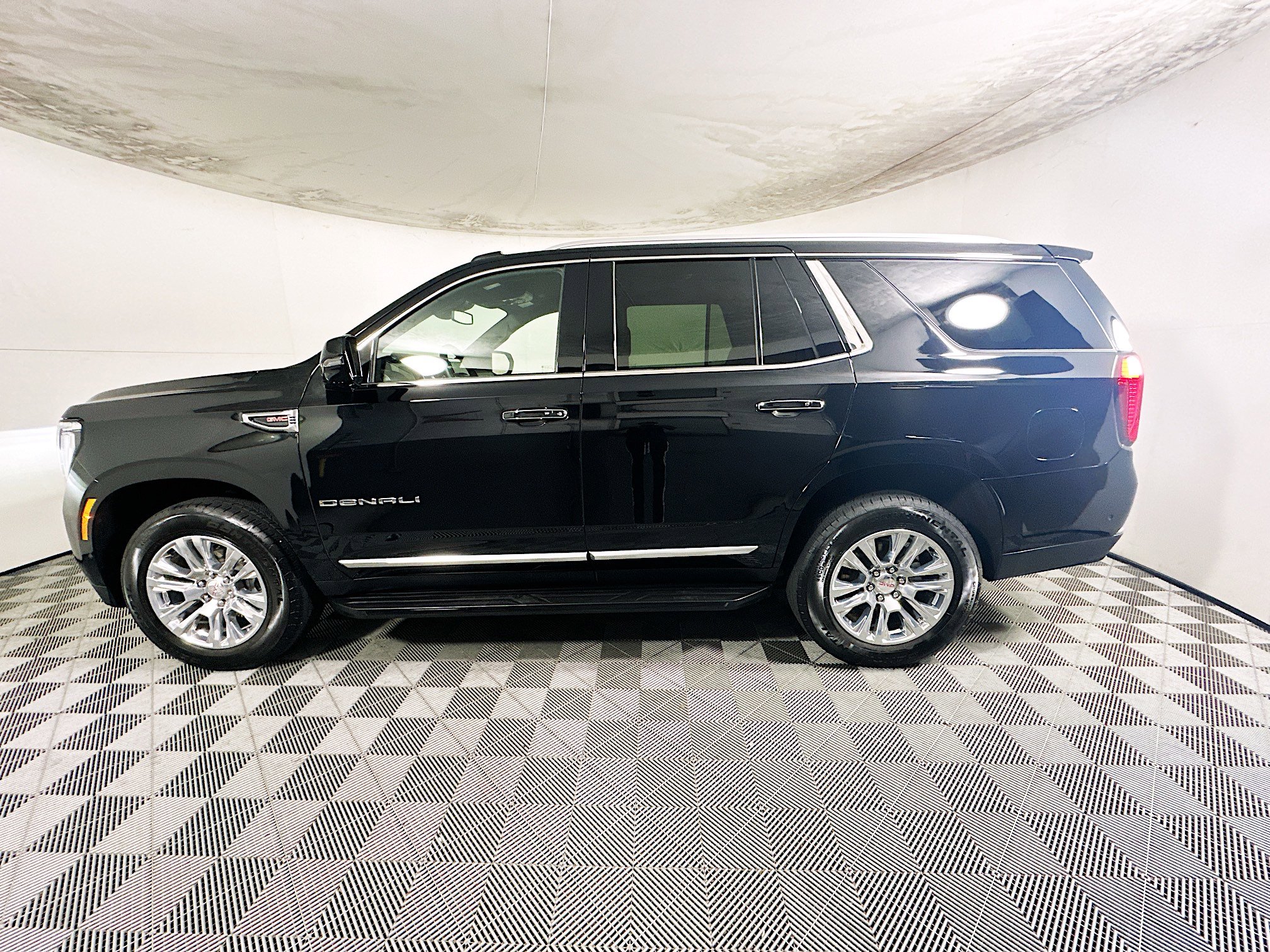 Used 2025 GMC Yukon Denali AWD/4WD image 6
