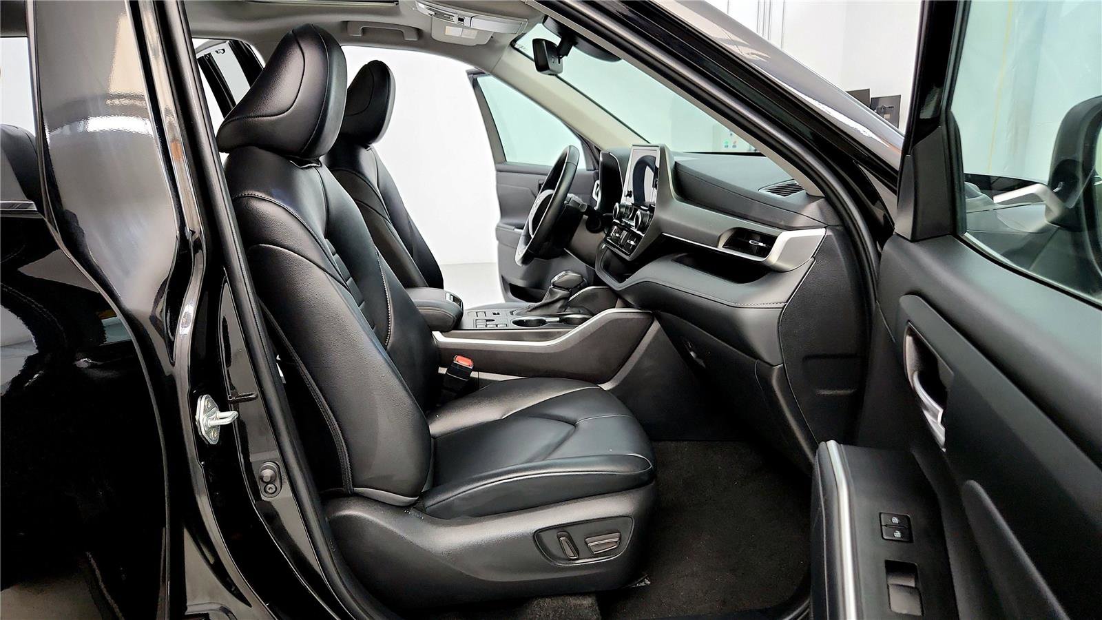 Used 2024 Toyota Highlander XLE image 17