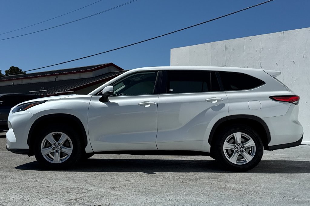 Used 2023 Toyota Highlander L FWD image 6
