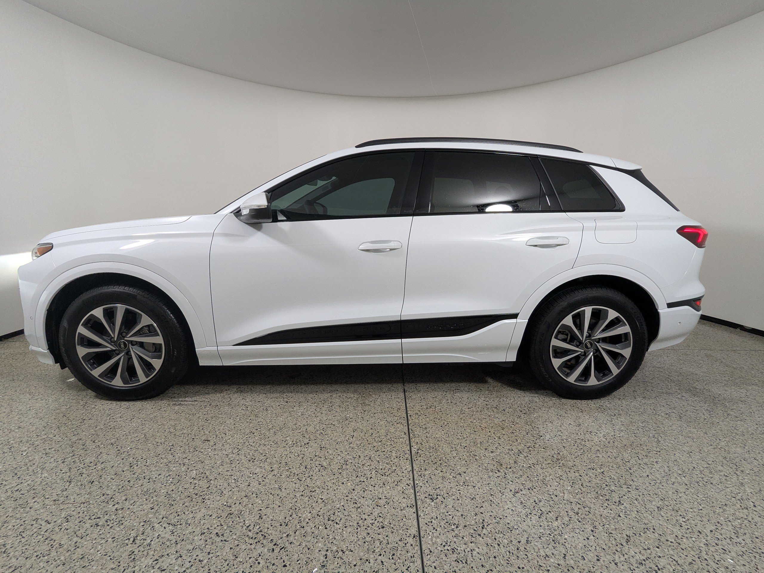 Certified 2025 Audi Q6 e-tron Prestige AWD/4WD image 4