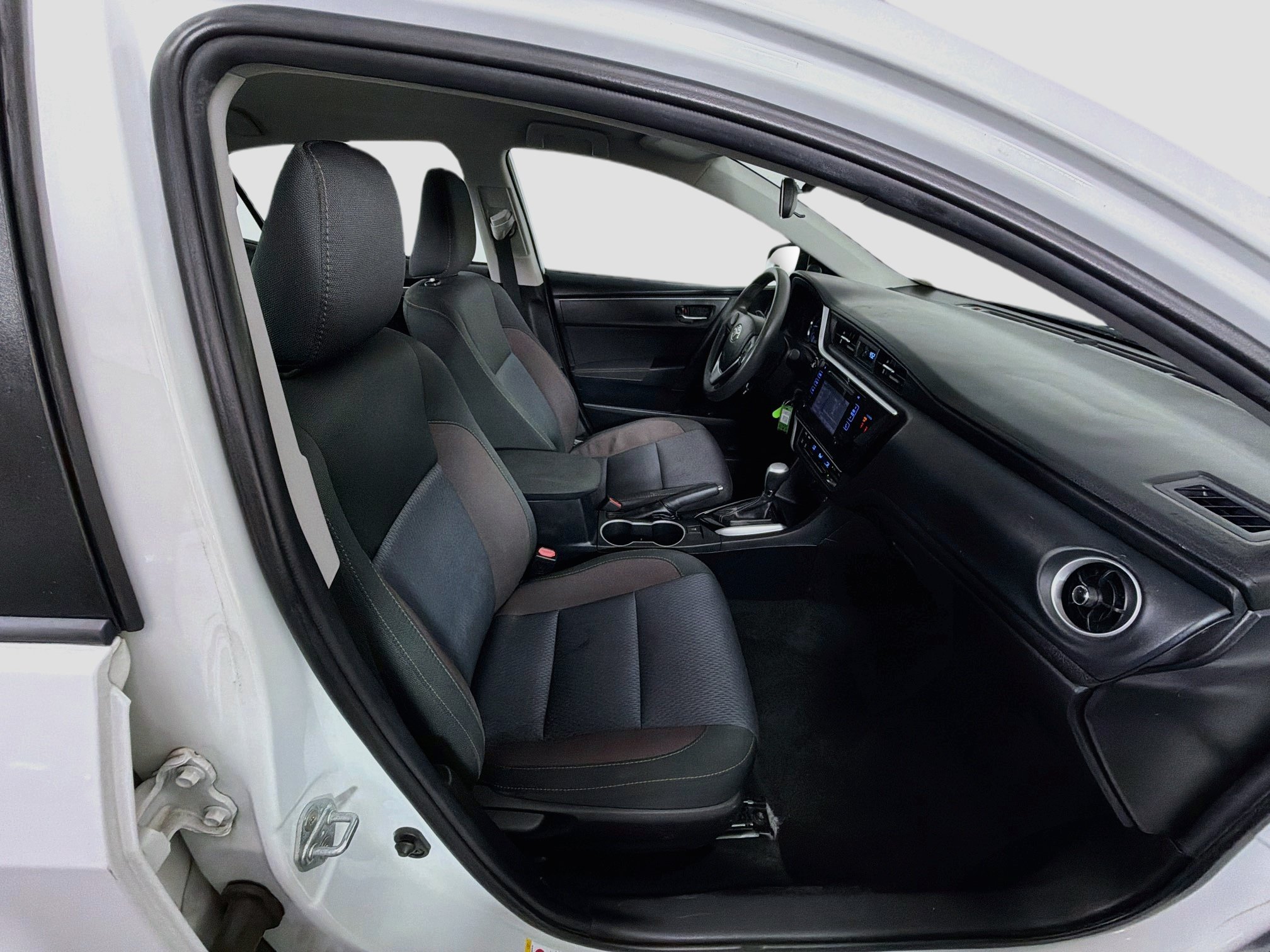 Used 2018 Toyota Corolla LE FWD image 29