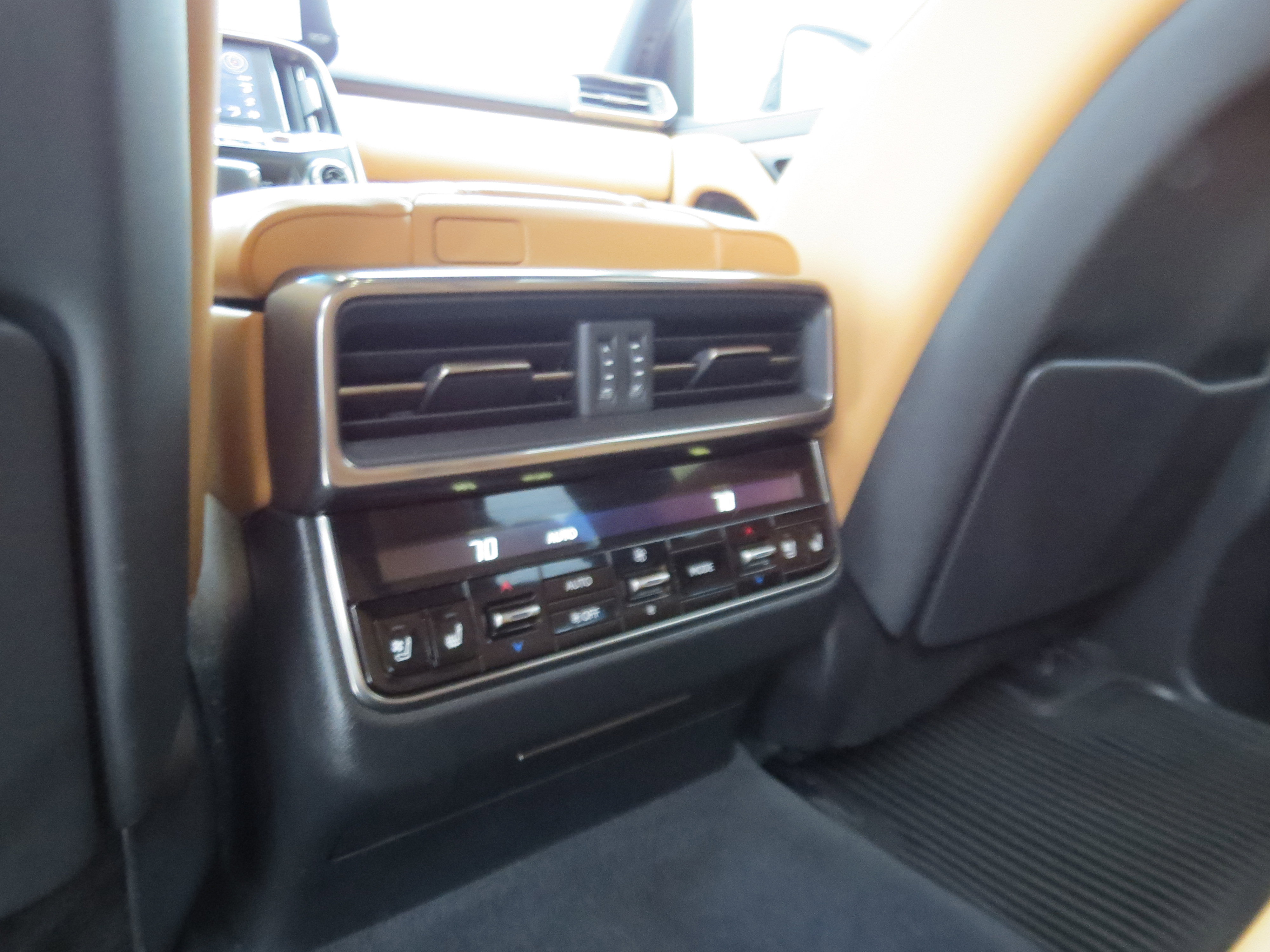 Used 2024 Lexus LX 600 4WD w/ Luxury Package image 14