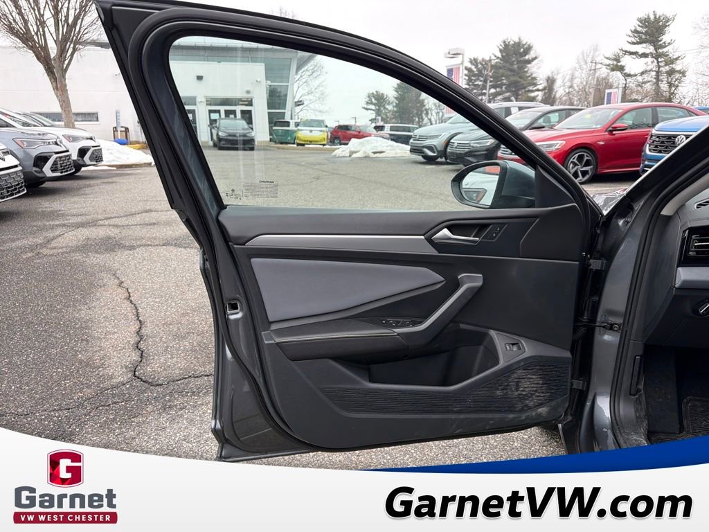 Certified 2025 Volkswagen Jetta SE w/ Black Wheel Package image 11