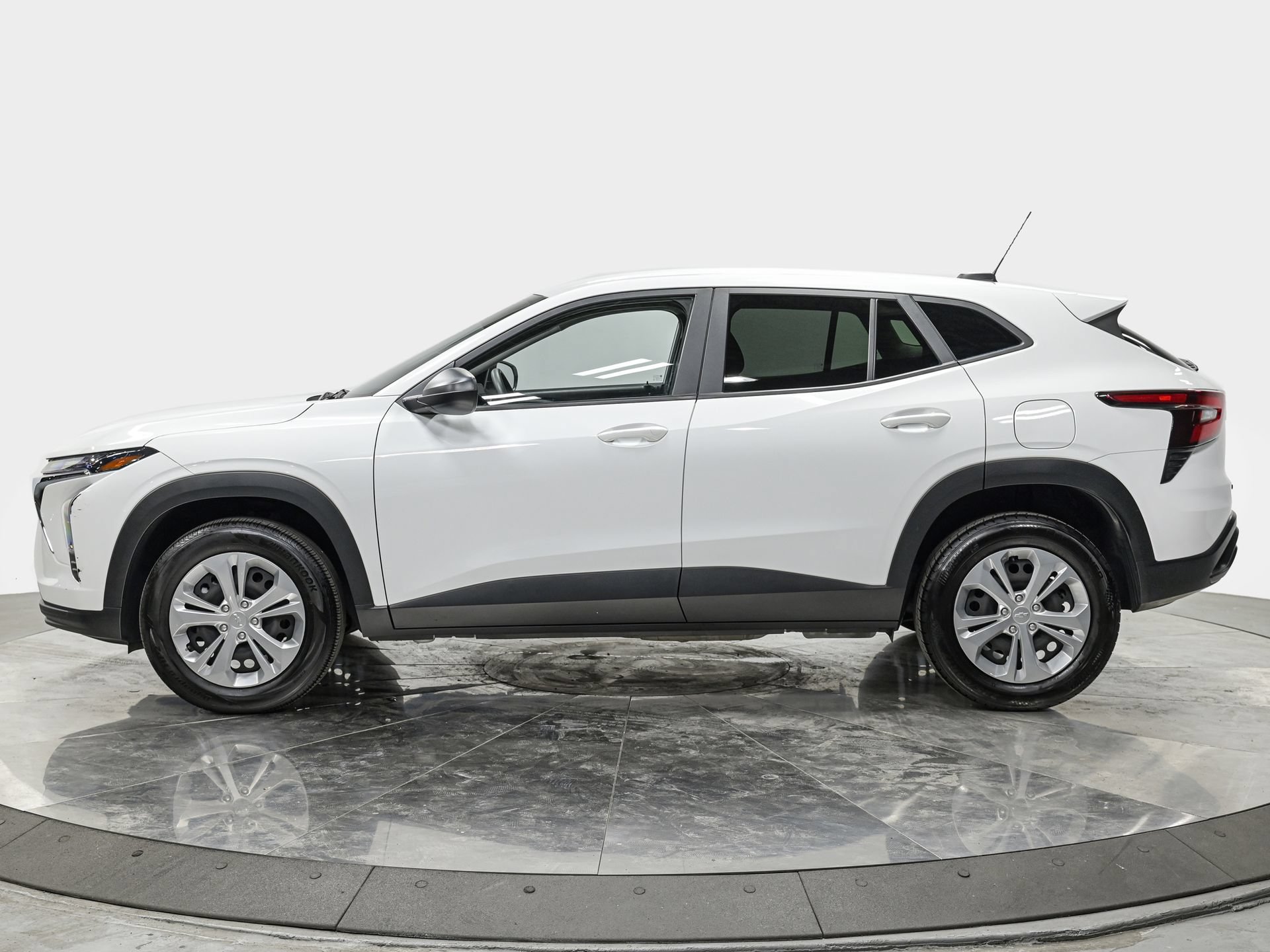 Used 2025 Chevrolet Trax LS FWD image 2