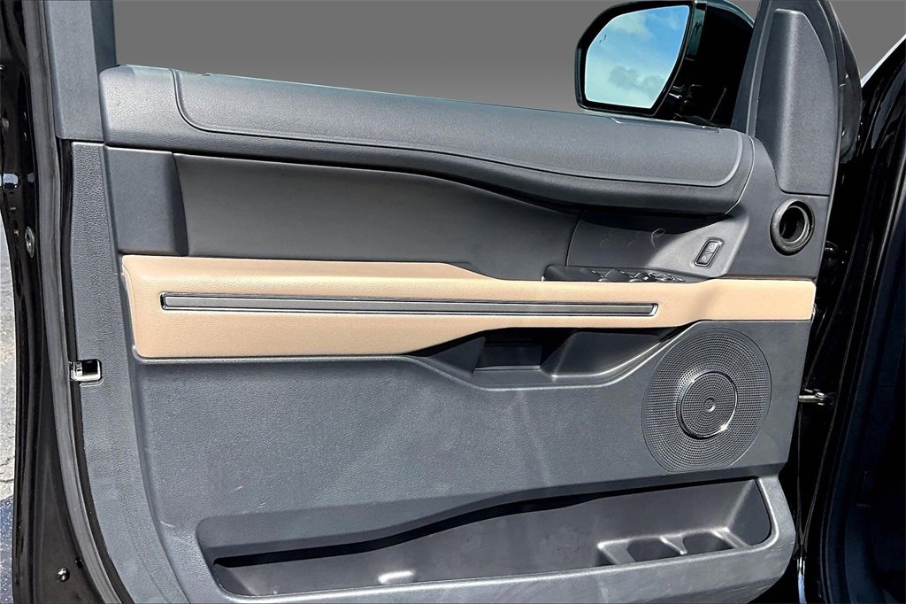 Used 2024 Ford Expedition XLT image 12