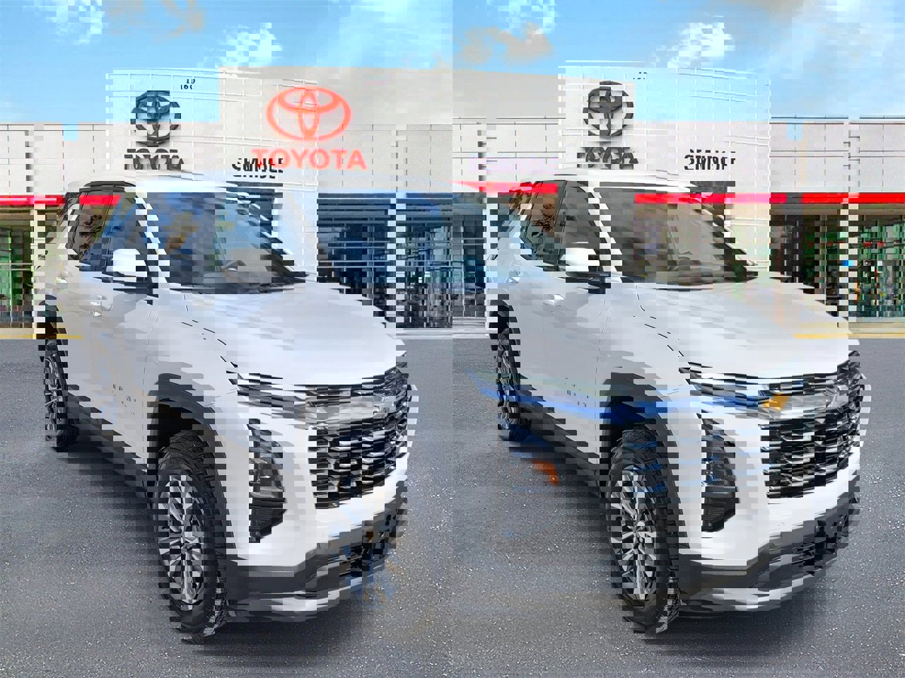 Used 2025 Chevrolet Equinox LT image 2