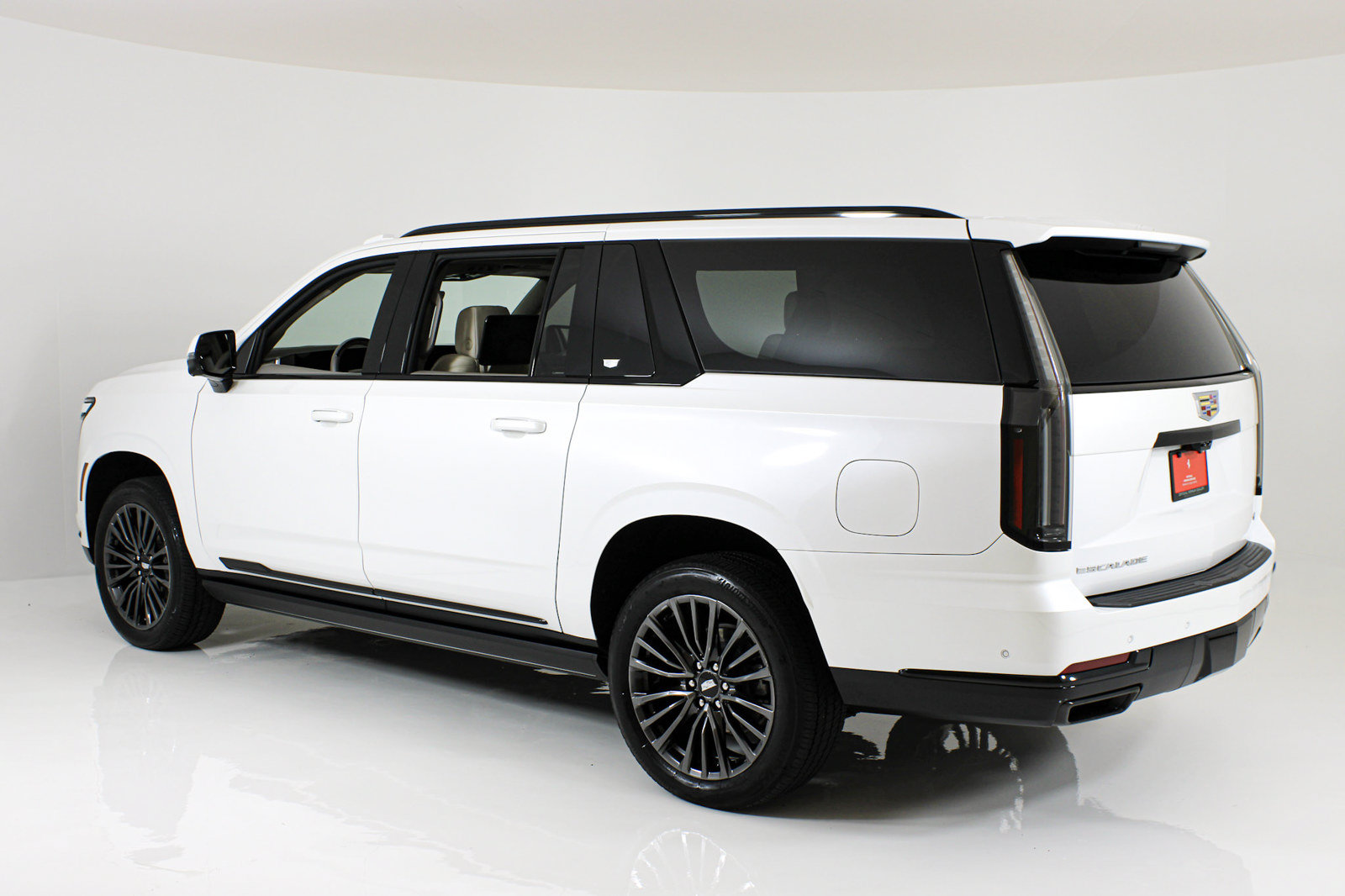 Used 2025 Cadillac Escalade ESV Sport Platinum RWD image 4