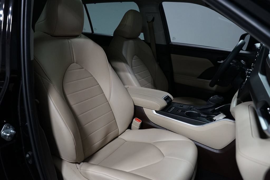 Certified 2021 Toyota Highlander XLE FWD image 27