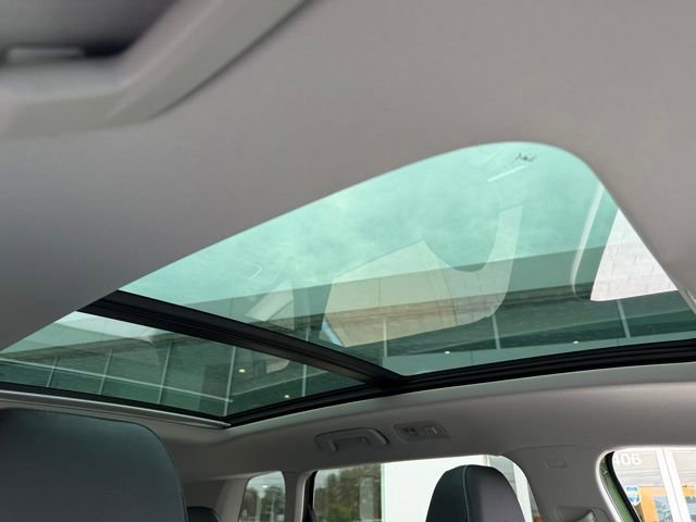 Used 2025 Volkswagen Taos SE w/ Panoramic Sunroof Package AWD/4WD image 24