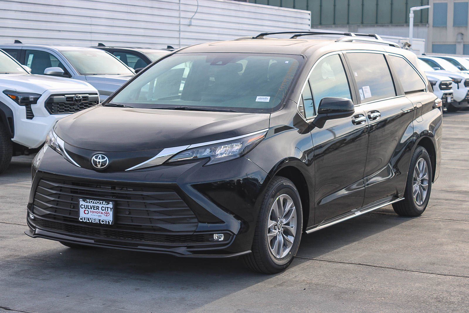New 2026 Toyota Sienna XLE FWD image 3