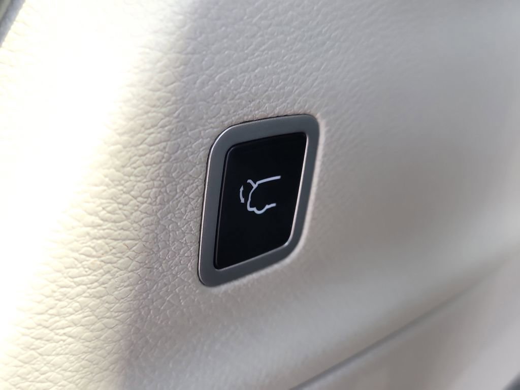 Used 2024 Chrysler Pacifica Touring-L FWD image 9