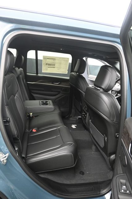 New 2027 Jeep Grand Cherokee Limited w/ Limited Altitude Package AWD/4WD image 35