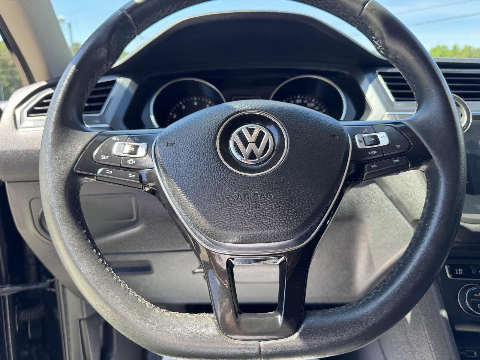 Used 2020 Volkswagen Tiguan SE FWD image 3