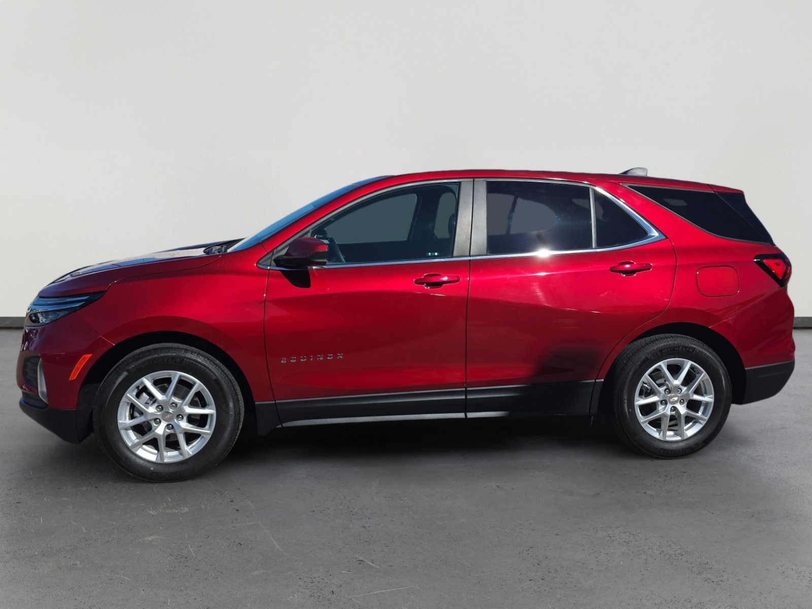 Used 2023 Chevrolet Equinox LT image 2