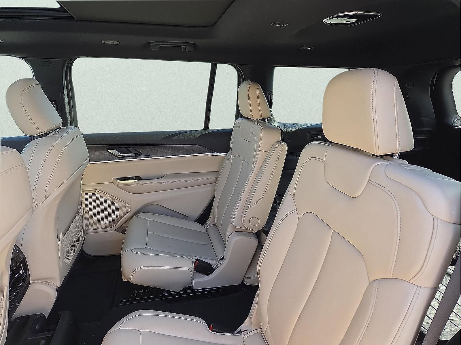 Used 2025 Jeep Grand Cherokee L Limited w/ Trailer Tow Package image 10