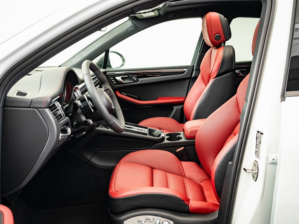 Certified 2025 Porsche Macan Turbo image 5