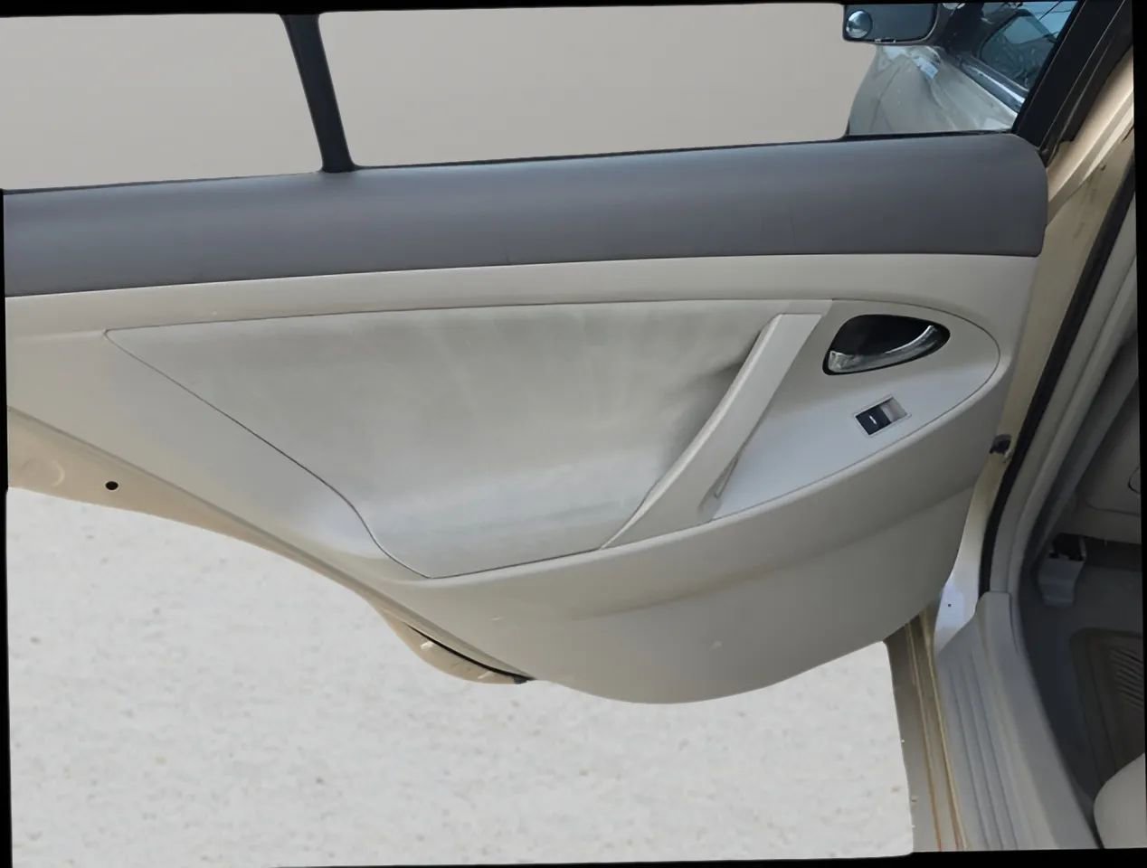 Used 2010 Toyota Camry LE image 10