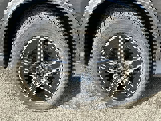 Used 2025 Mercedes-Benz GLC 300 4MATIC image 4