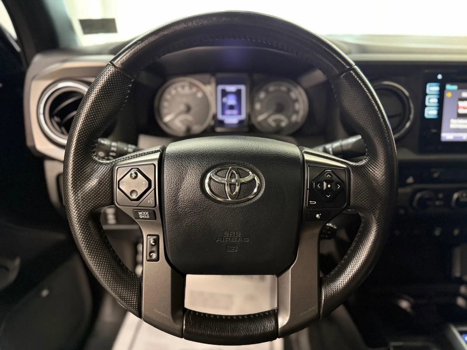 Used 2016 Toyota Tacoma TRD Off-Road AWD/4WD image 31