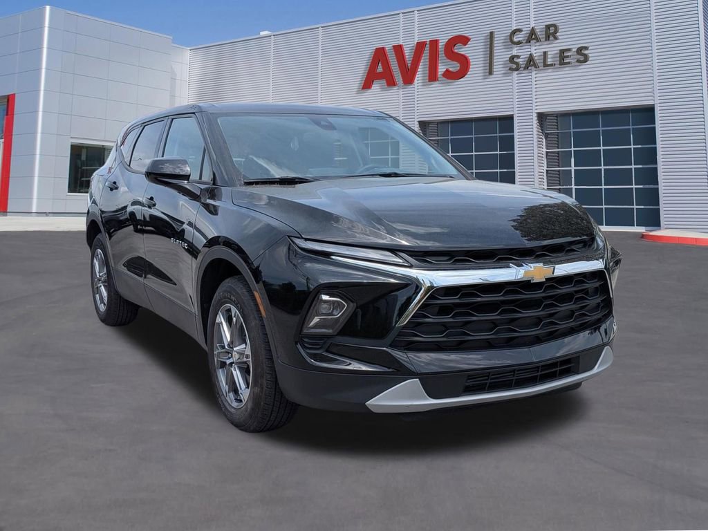 Used 2025 Chevrolet Blazer LT FWD image 3