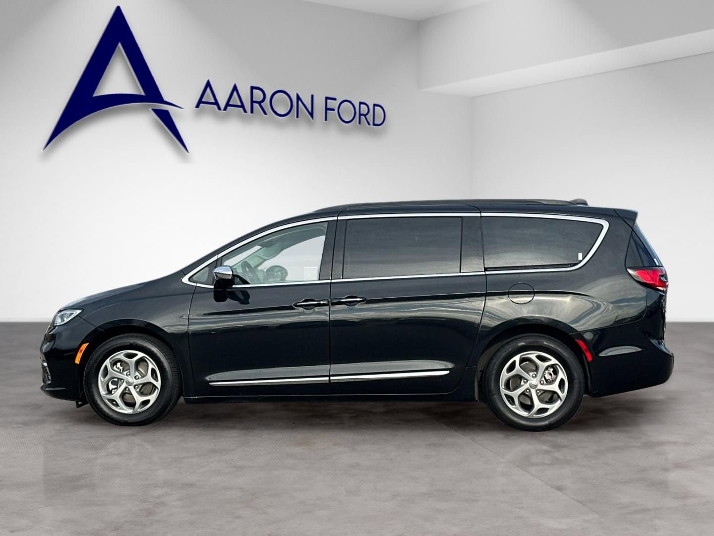 Used 2023 Chrysler Pacifica Limited image 2