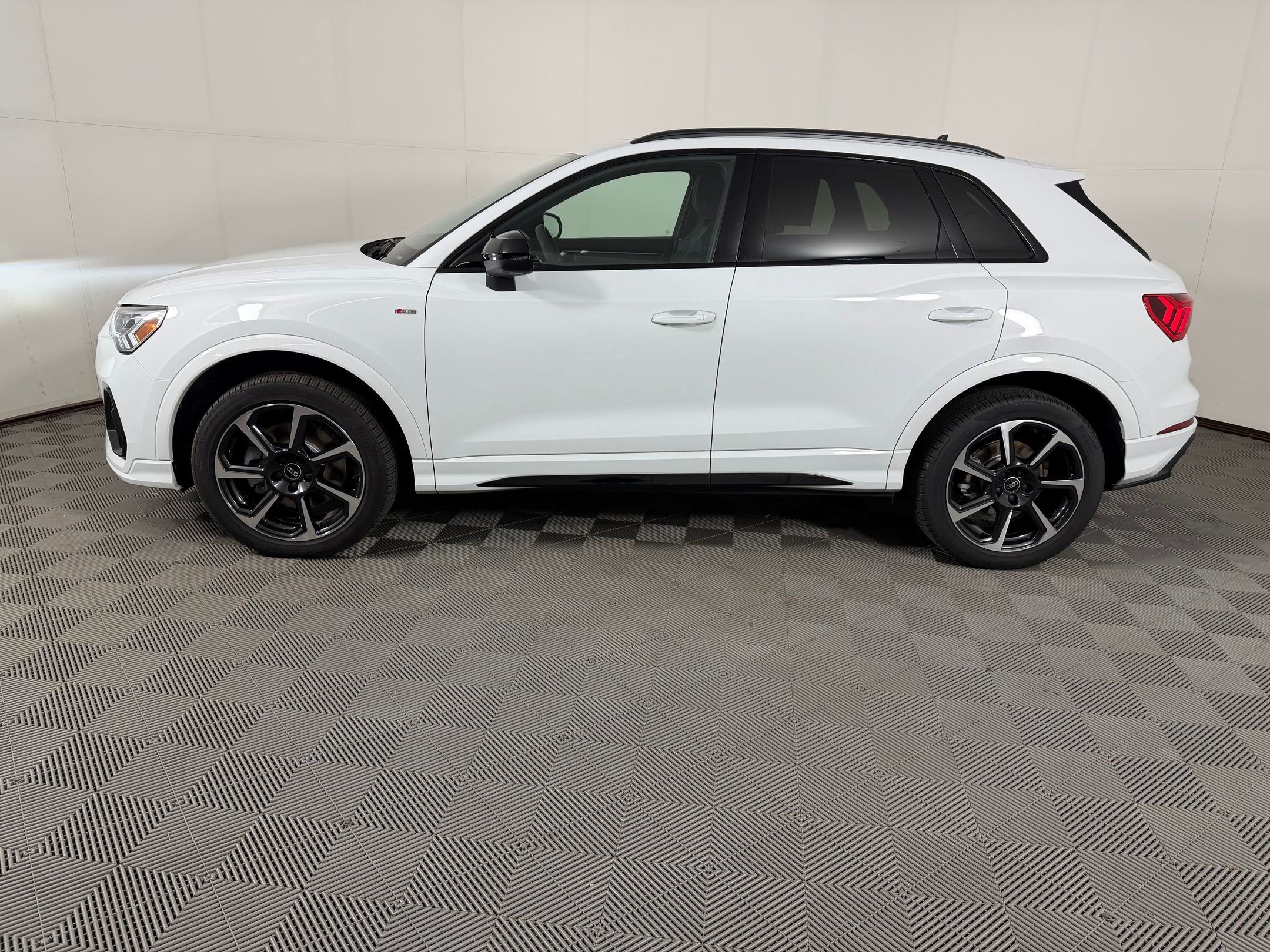 Certified 2025 Audi Q3 2.0T Premium Plus w/ Premium Plus Package AWD/4WD image 2