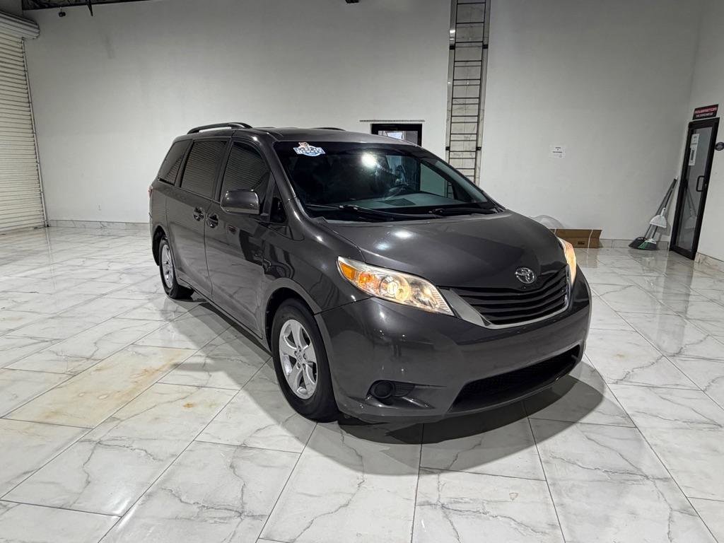 Used 2015 Toyota Sienna LE FWD image 3