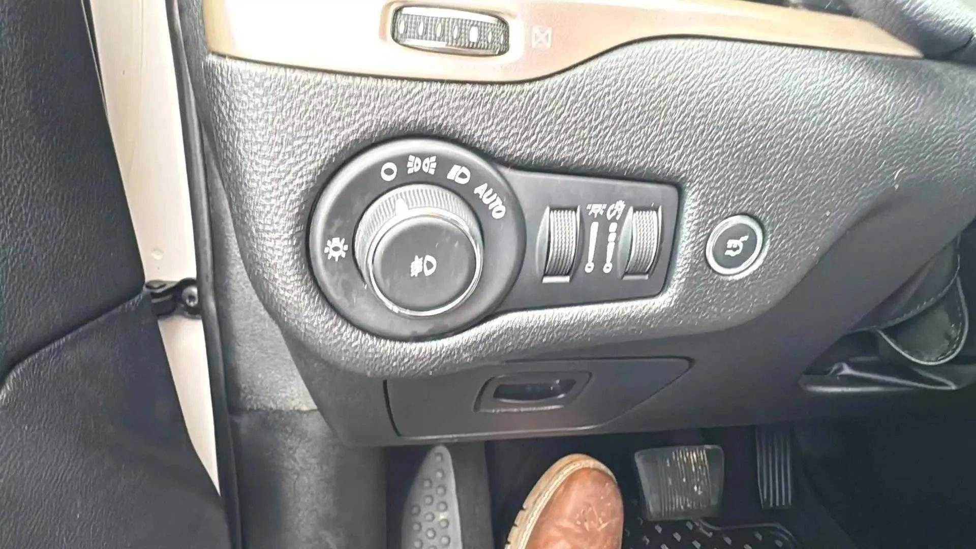 Used 2017 Jeep Cherokee Latitude w/ Comfort/Convenience Group image 17