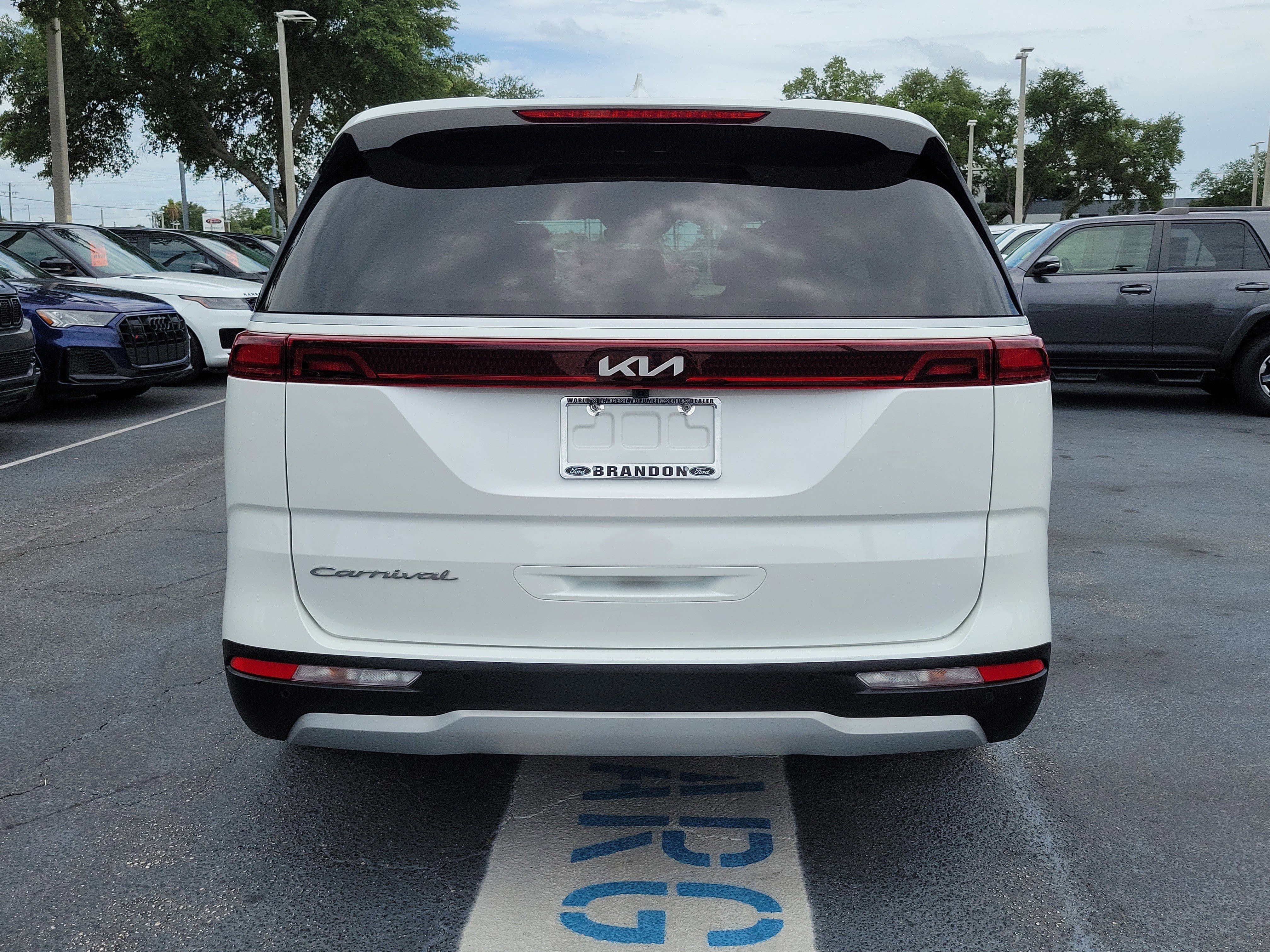 Used 2022 Kia Carnival LX FWD image 8