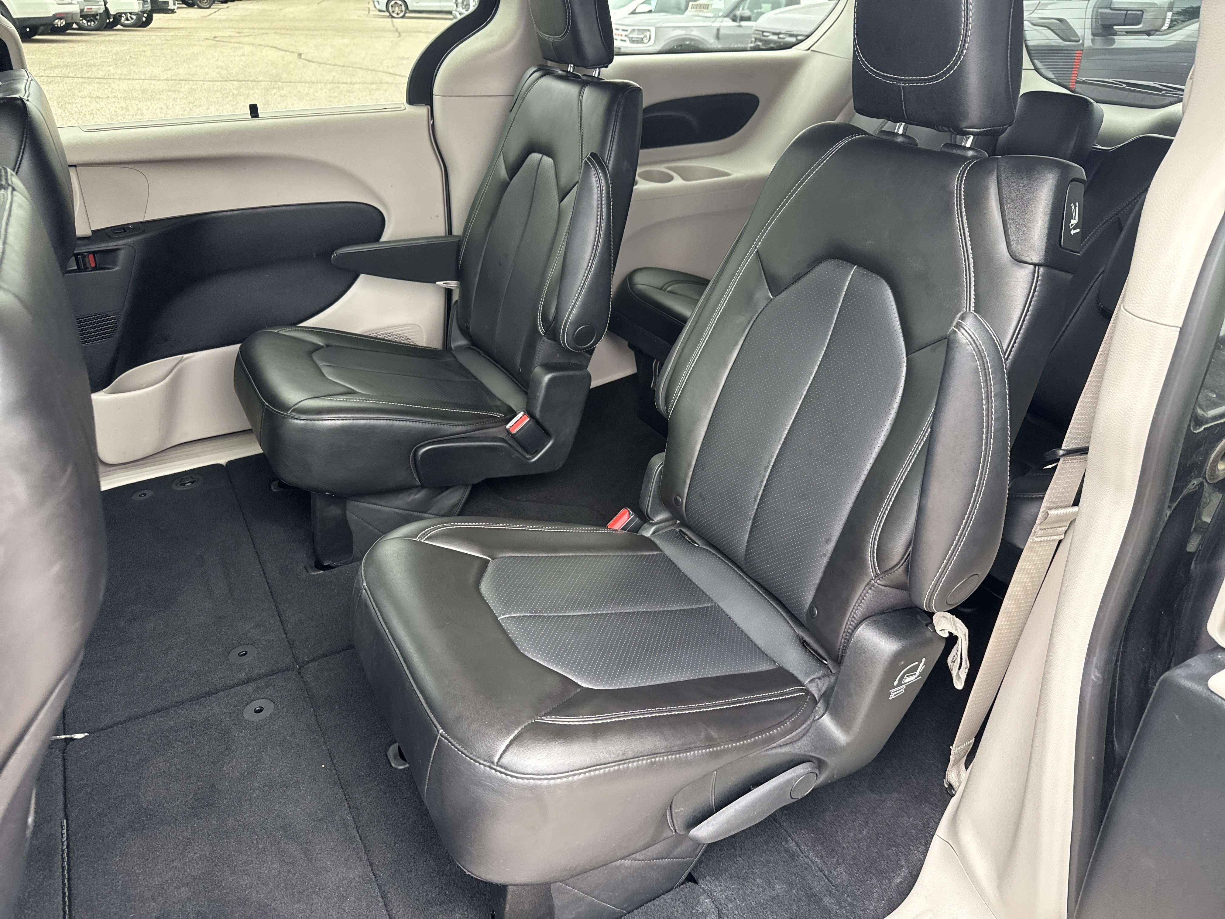 Used 2023 Chrysler Pacifica Touring-L FWD image 11