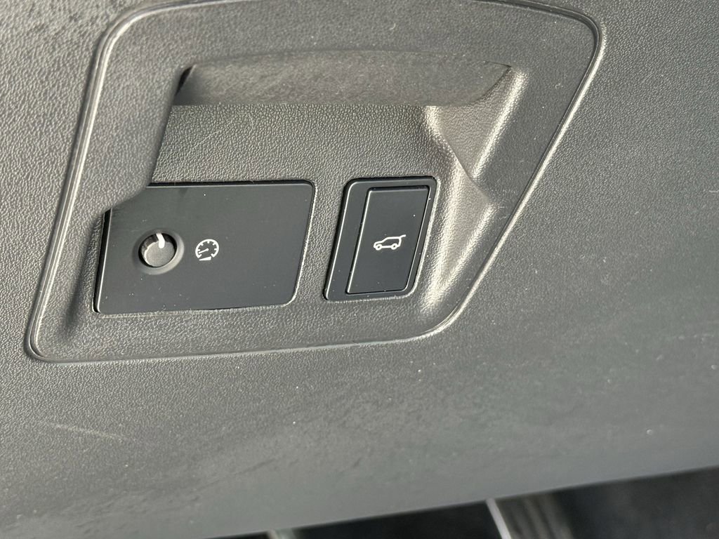 Used 2023 Land Rover Range Rover Velar R-Dynamic S image 18