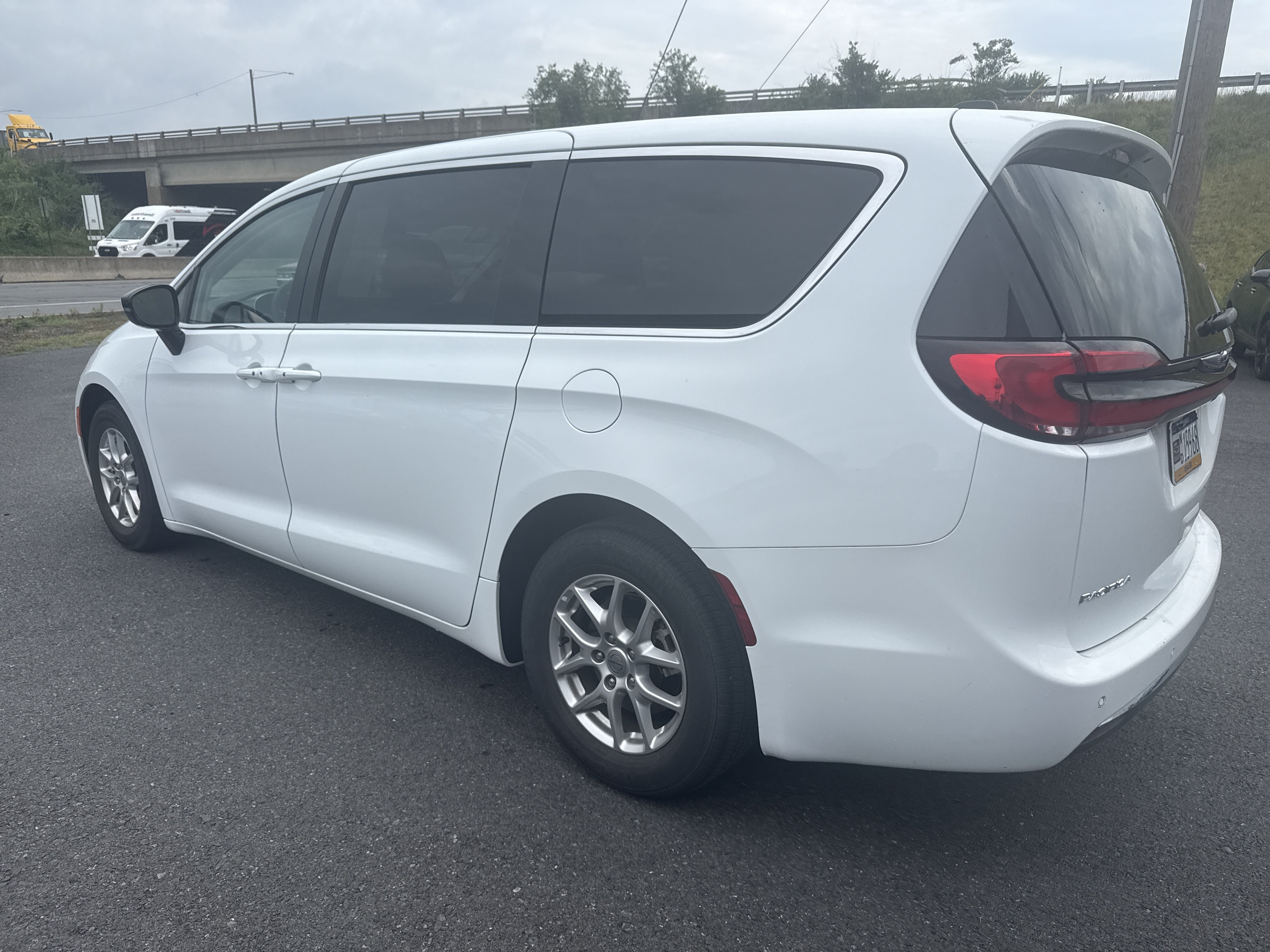 Used 2024 Chrysler Pacifica Touring-L FWD image 5