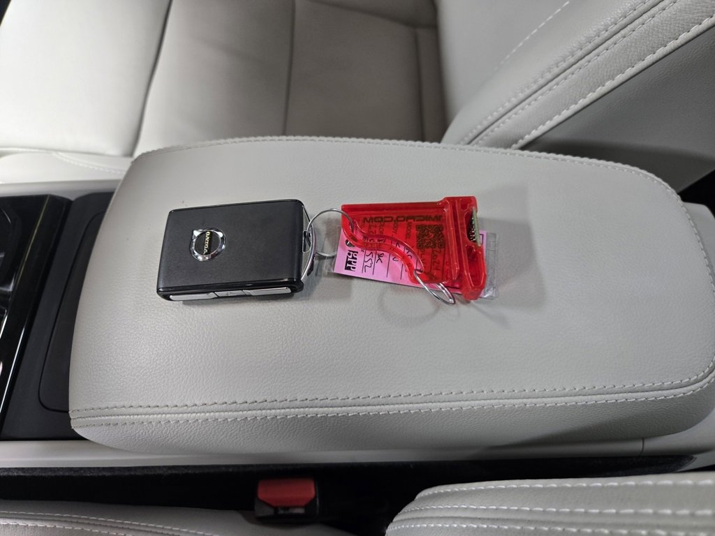 Used 2024 Volvo XC40 B5 Plus image 30