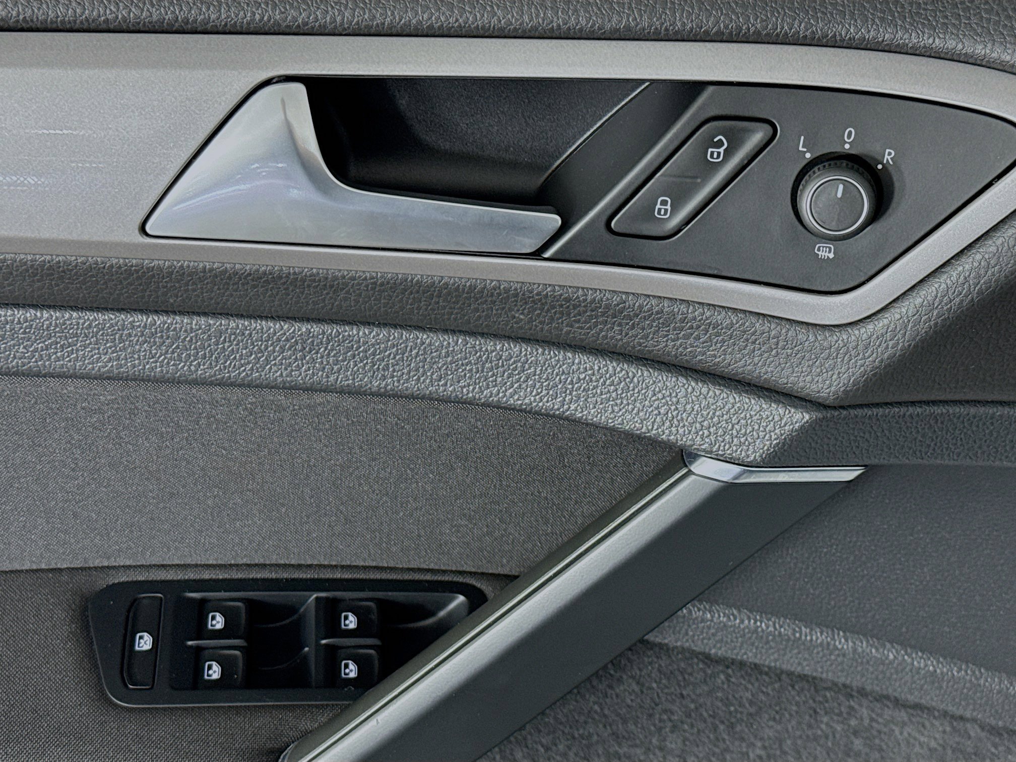 Used 2016 Volkswagen e-Golf SE w/ DC Fast Charging Package image 21