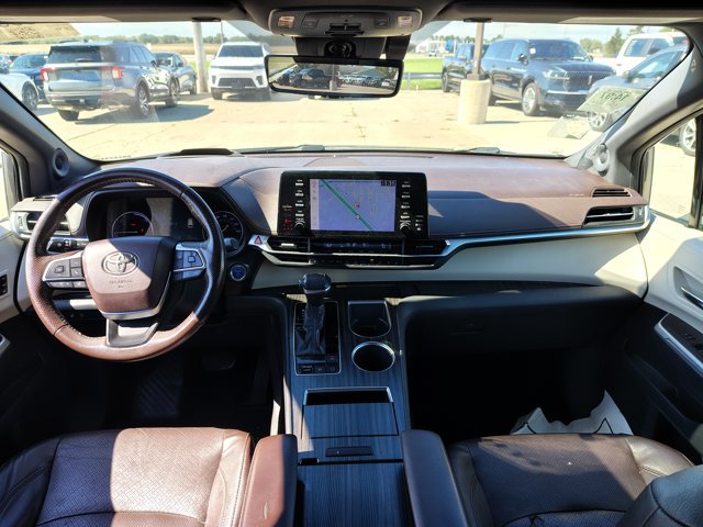 Used 2021 Toyota Sienna Platinum AWD/4WD image 2