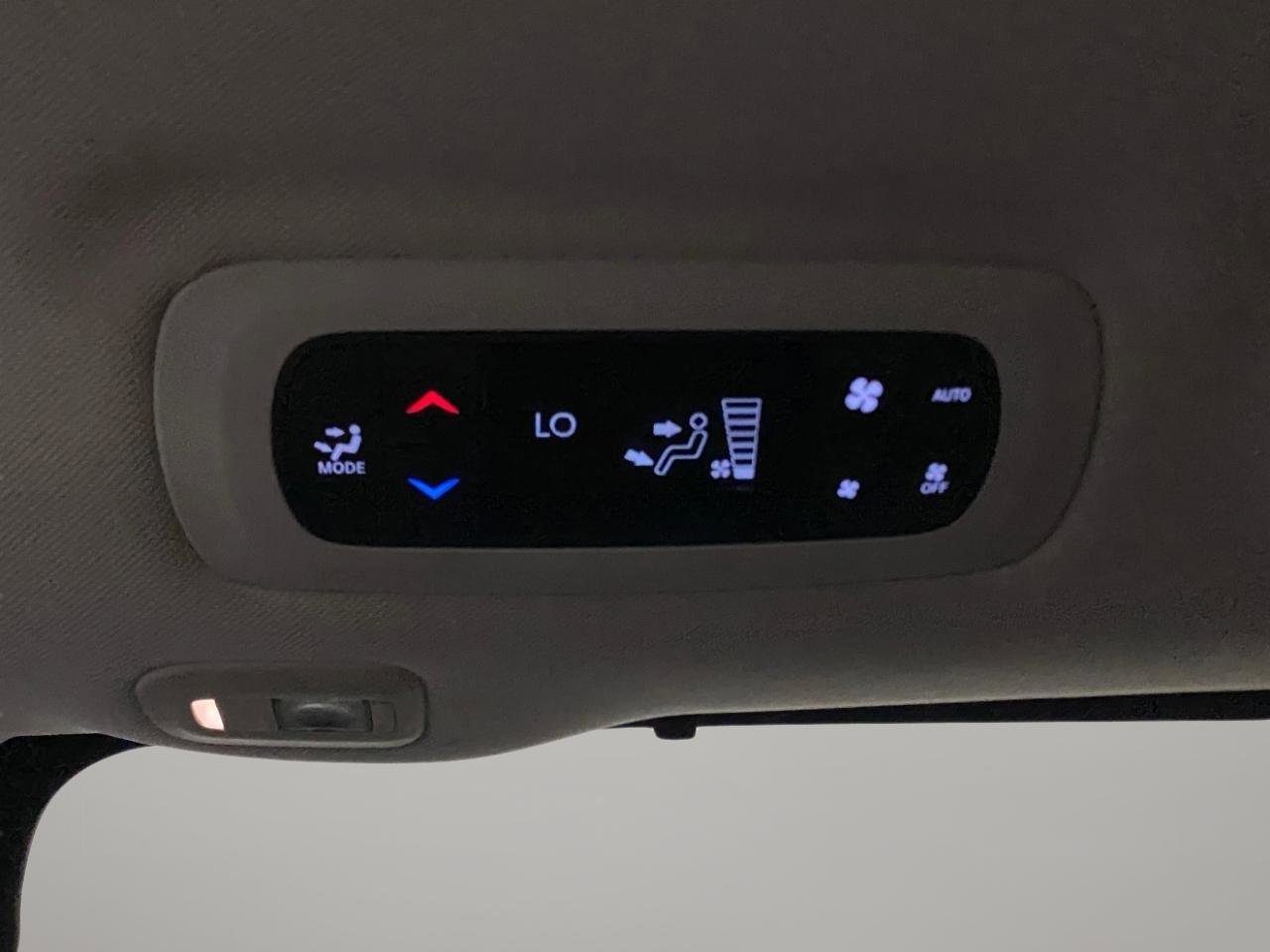 Used 2018 Chrysler Pacifica Limited w/ Advanced Safetytec Group FWD image 16