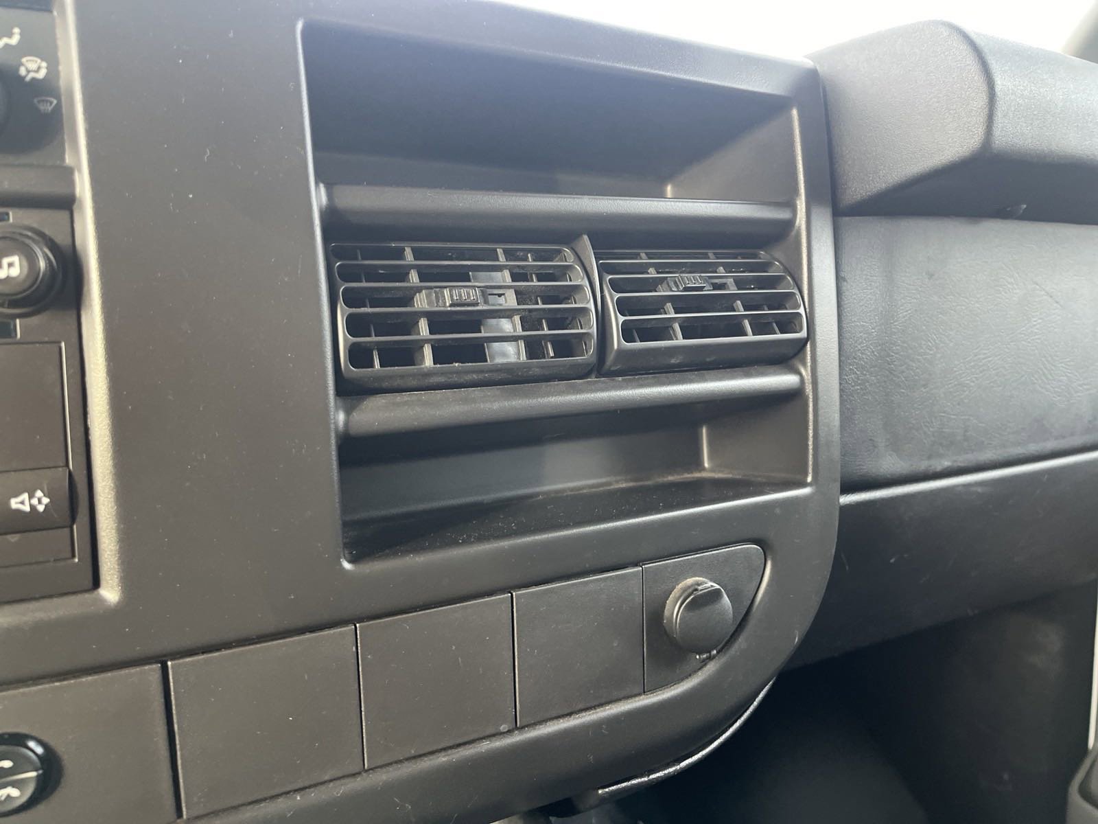 Used 2013 Chevrolet Express 2500 image 17