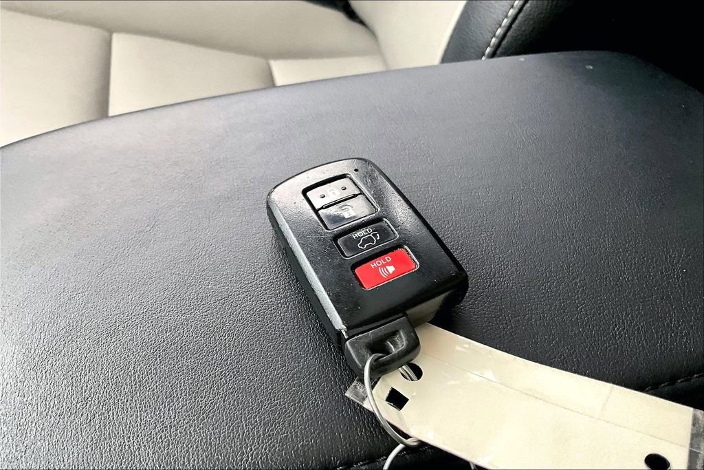 Used 2017 Toyota RAV4 Limited image 13