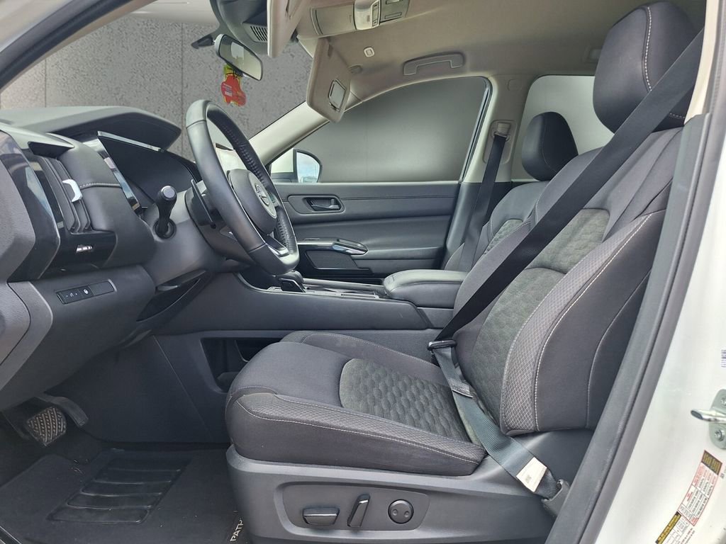 Used 2024 Nissan Pathfinder SV image 9