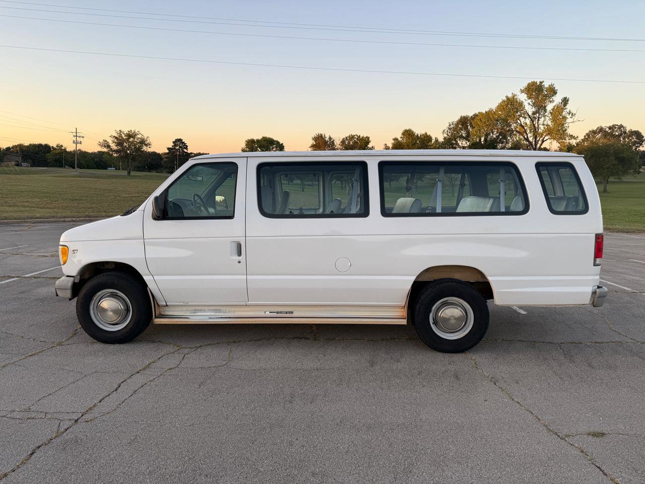 Used 1998 Ford E-350 and Econoline 350 Club Wagon image 3