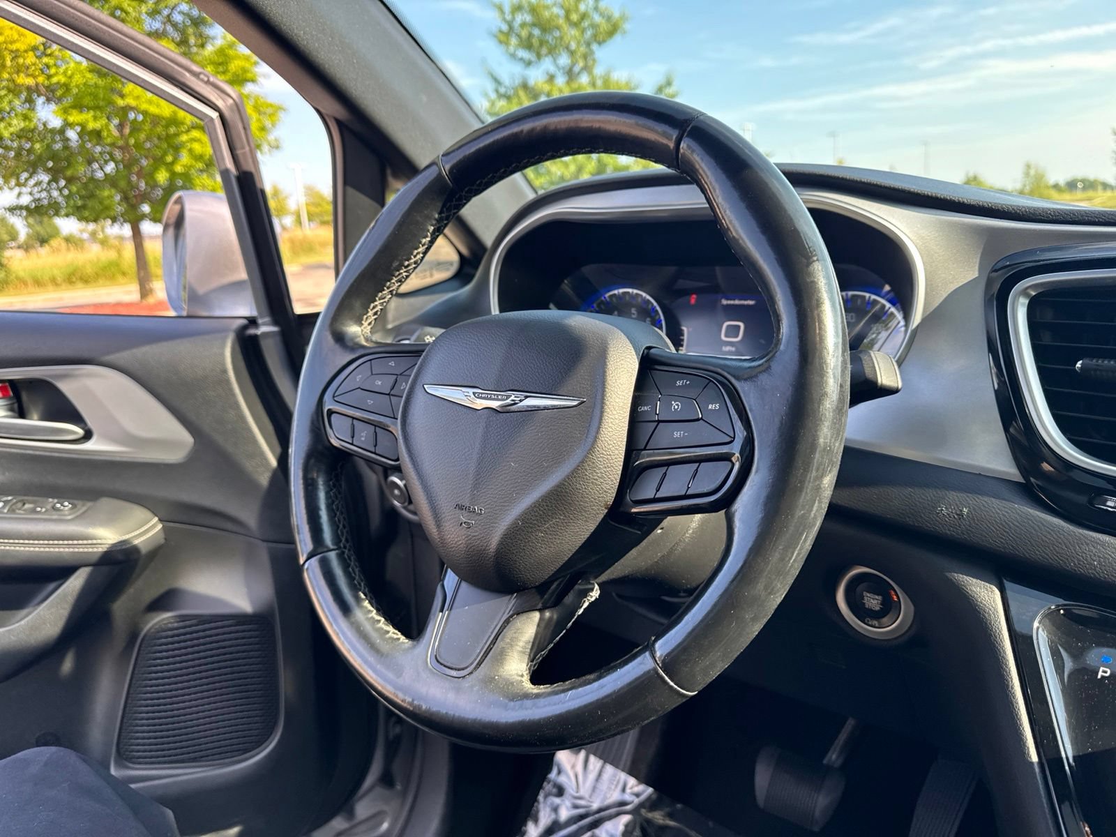 Used 2018 Chrysler Pacifica Touring-L Plus FWD image 21