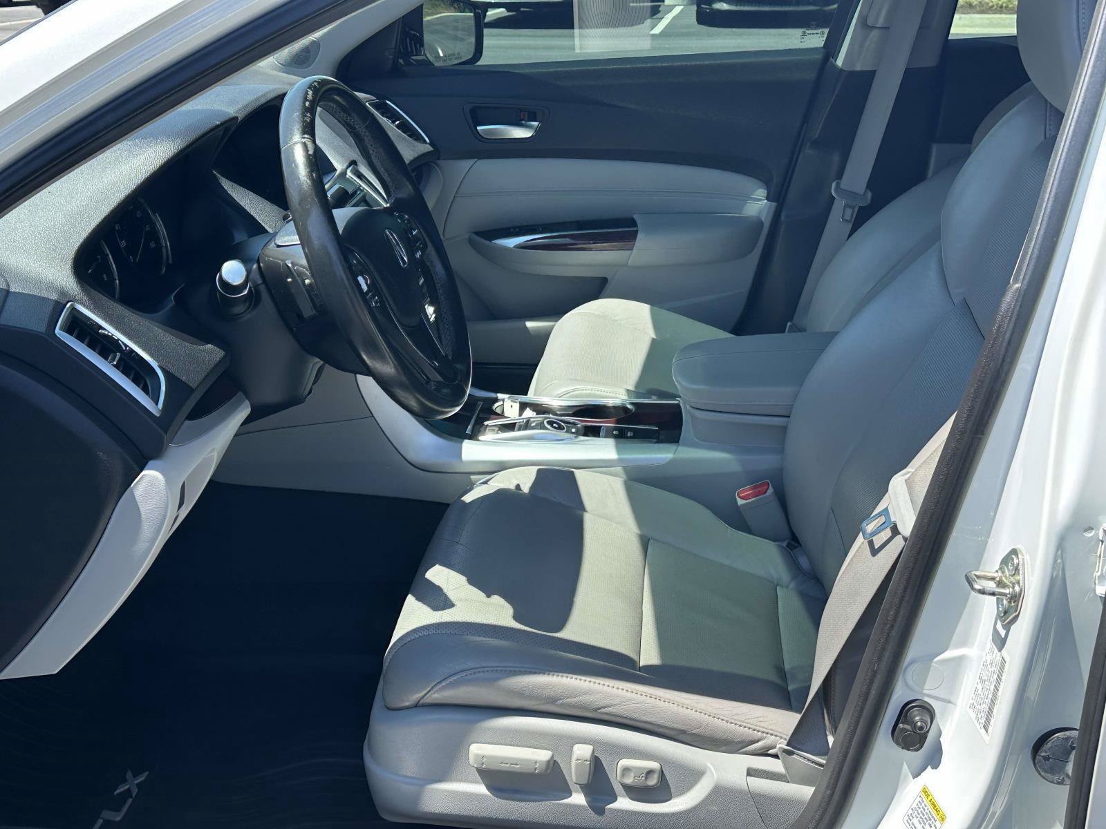 Used 2016 Acura TLX w/ Technology Package FWD image 4